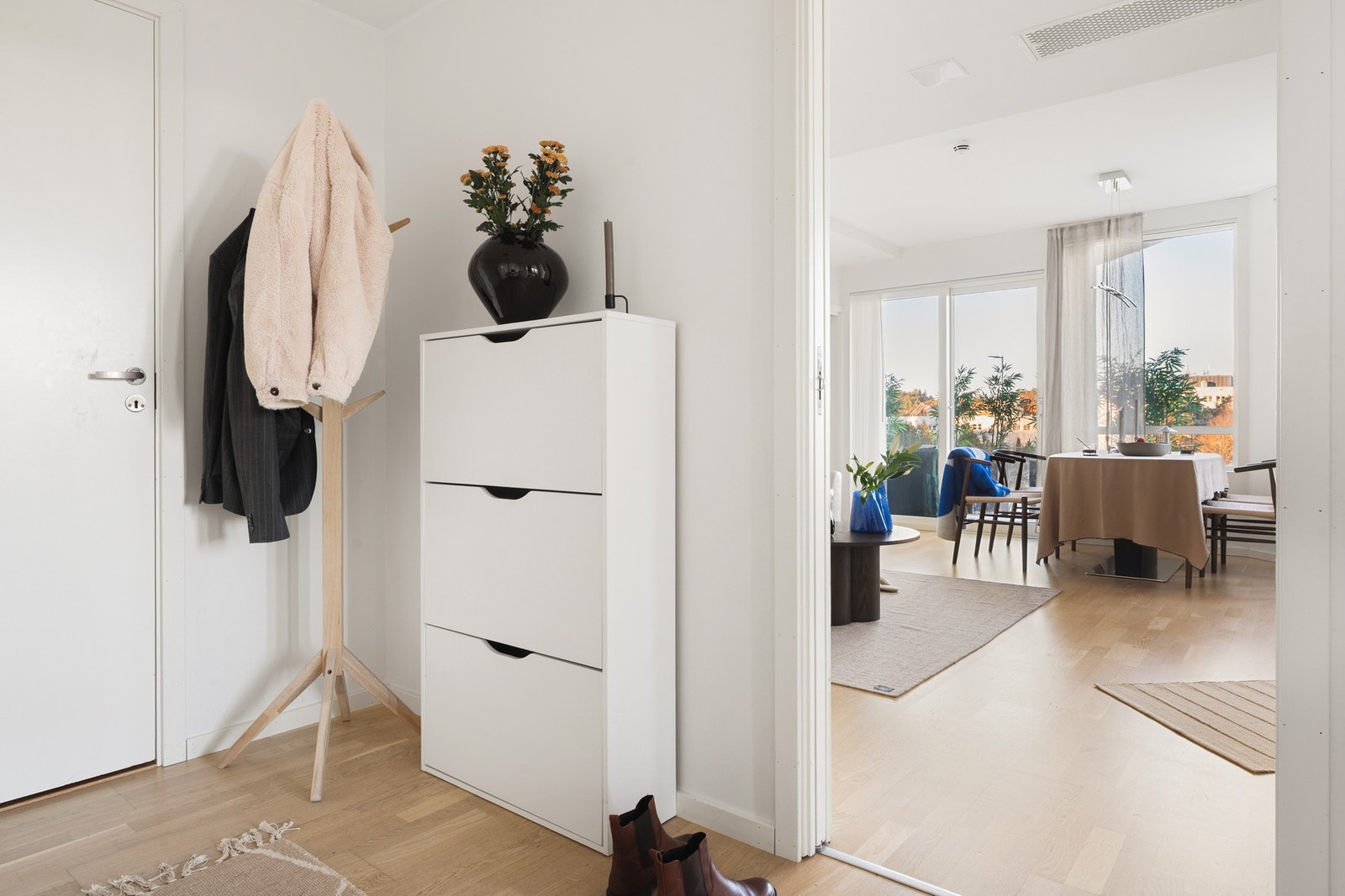 Fra stuen er det videre adkomst til entréen, som leder til boligens hovedsoverom og bad. Galleribilde