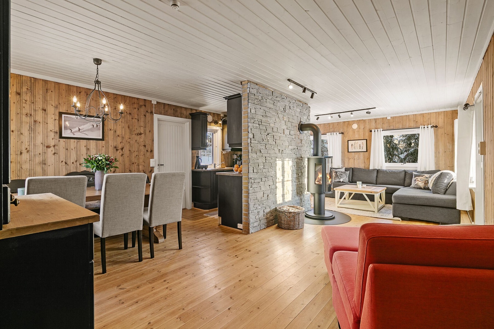 Hytta fremstår som innbydende og funksjonell, med flere soverom og gode soveplasser, godt egnet for familier. Galleribilde