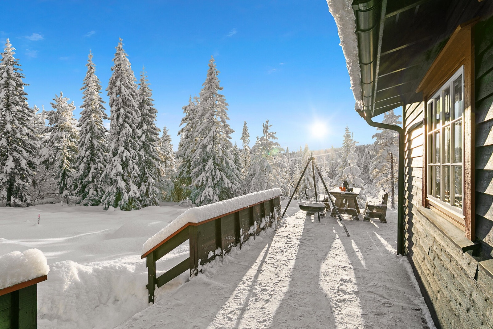 Her kan du virkelig nyte påskesolen i hytteveggen. Galleribilde