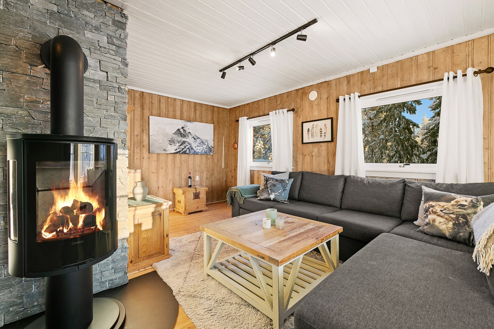 I stua er det plass til en praktisk hjøresofa. Galleribilde