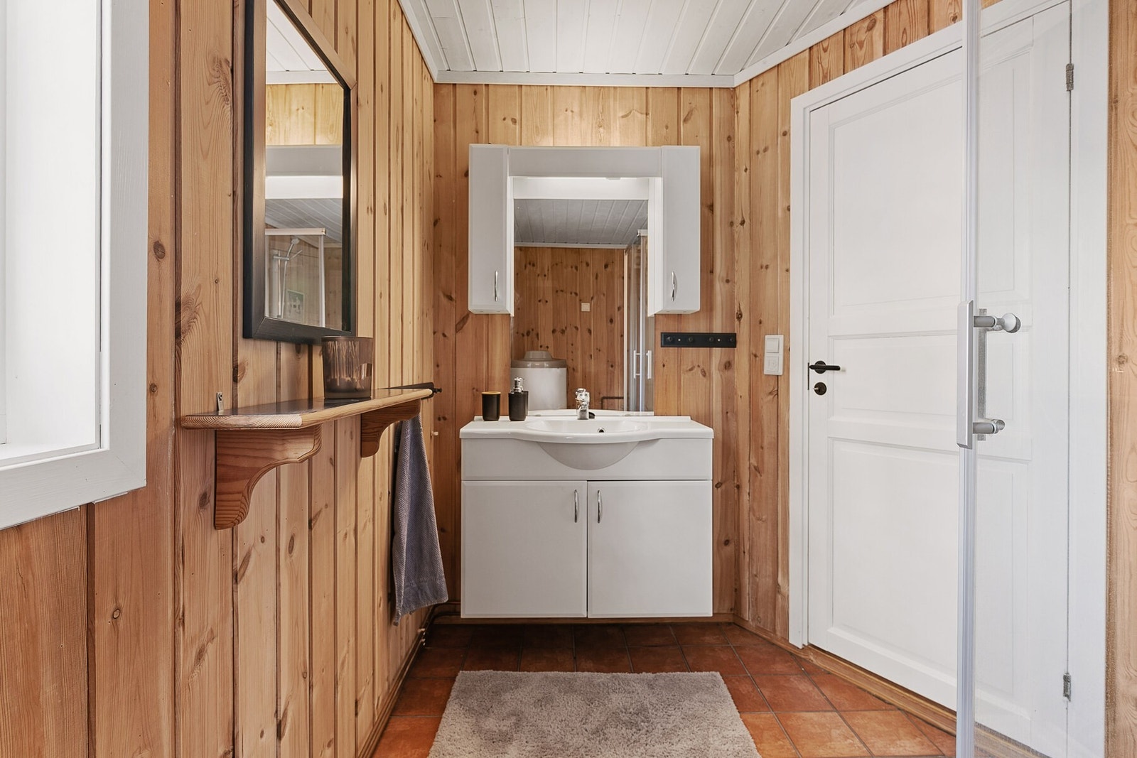 Funksjonelt bad som står i stil til hytta. Galleribilde