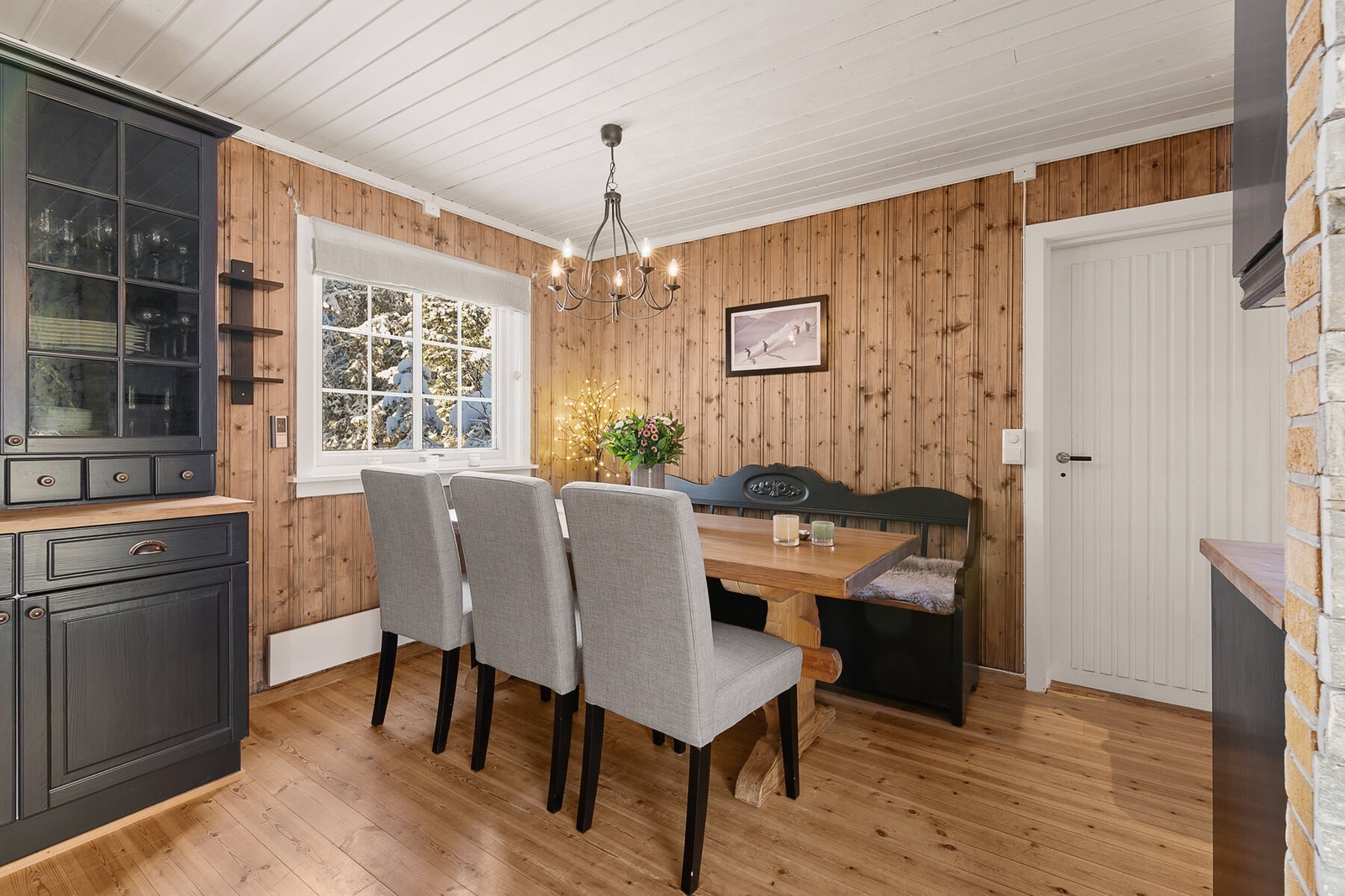 Spisestua ligger i tilknytning til kjøkkenet. Galleribilde