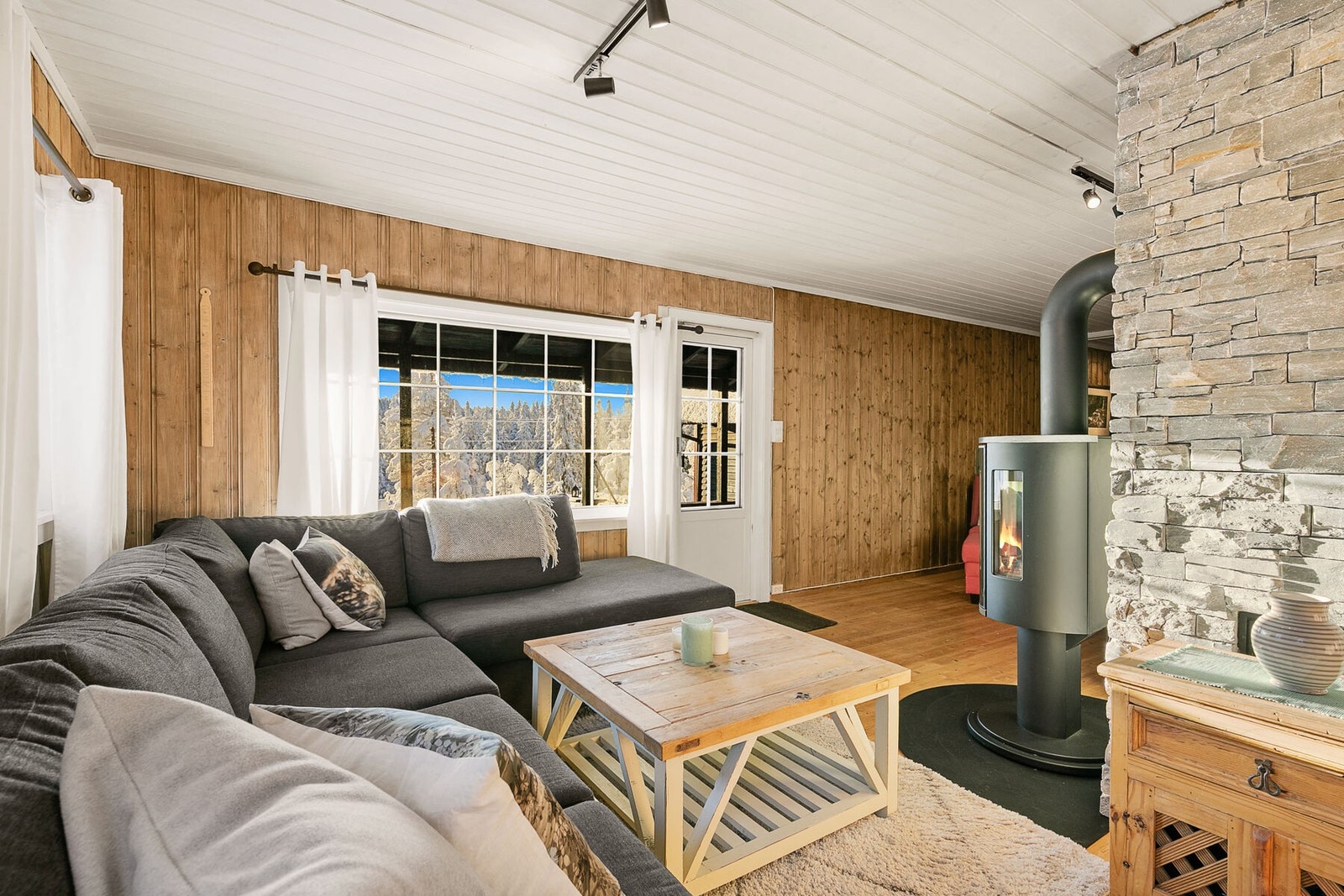 Fra stua er det utgang til terrasse. Galleribilde