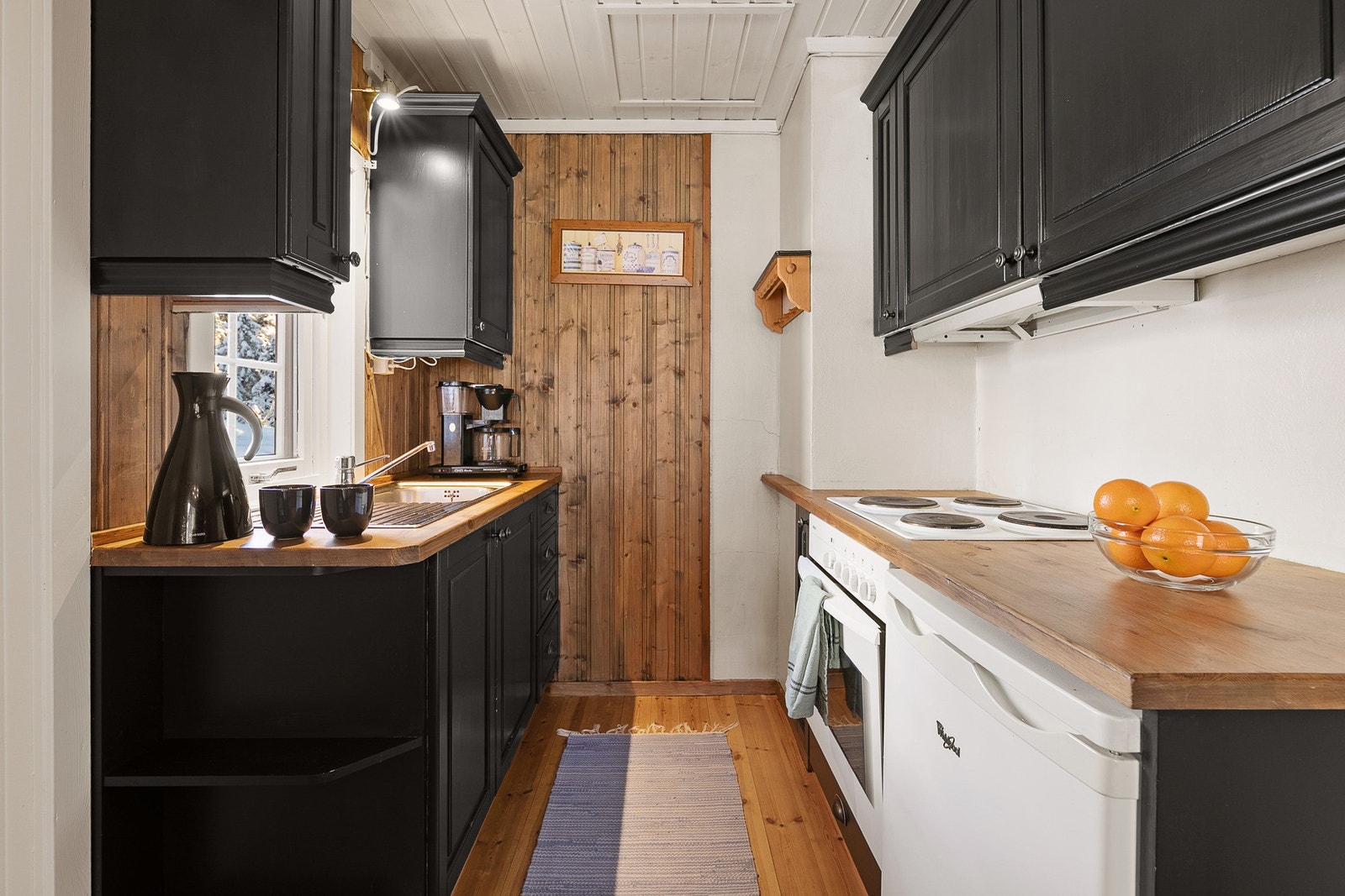 Kjøkken med det du trenger til matlagingen. Galleribilde