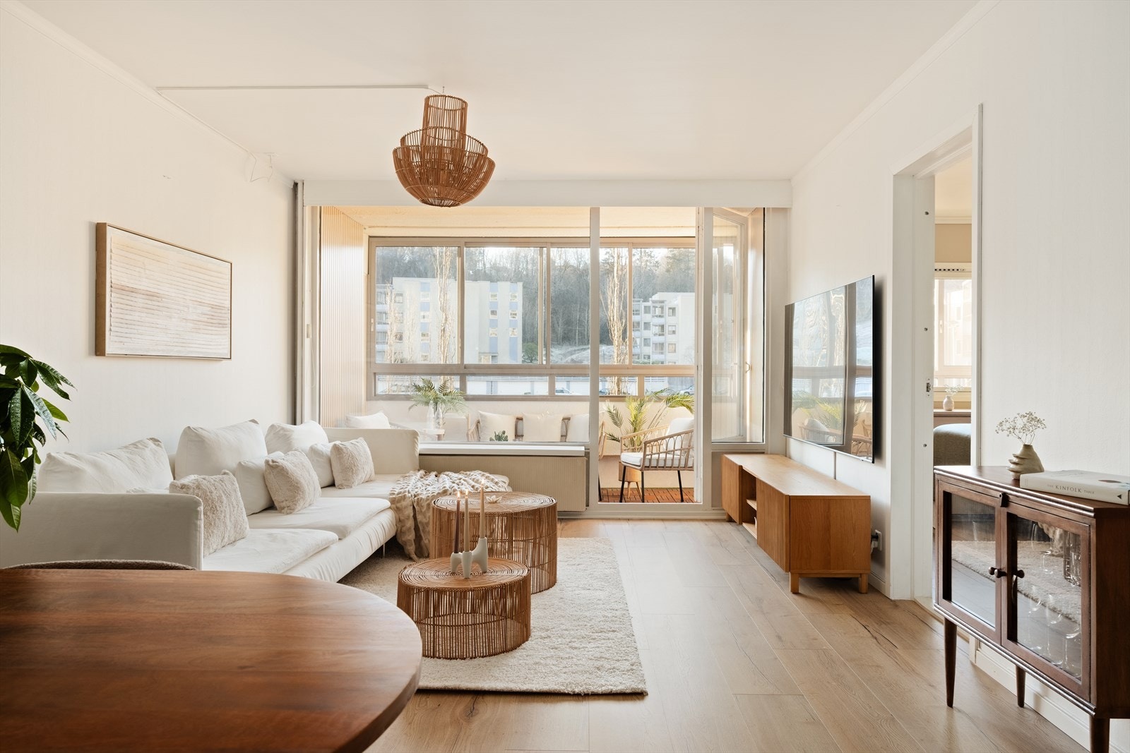 Vi kommer inn i en romslig og moderne stue på hele 21,8 m², malt i en moderne og tidløs fargetone som harmonerer flott med det stilrene laminatgulvet Galleribilde