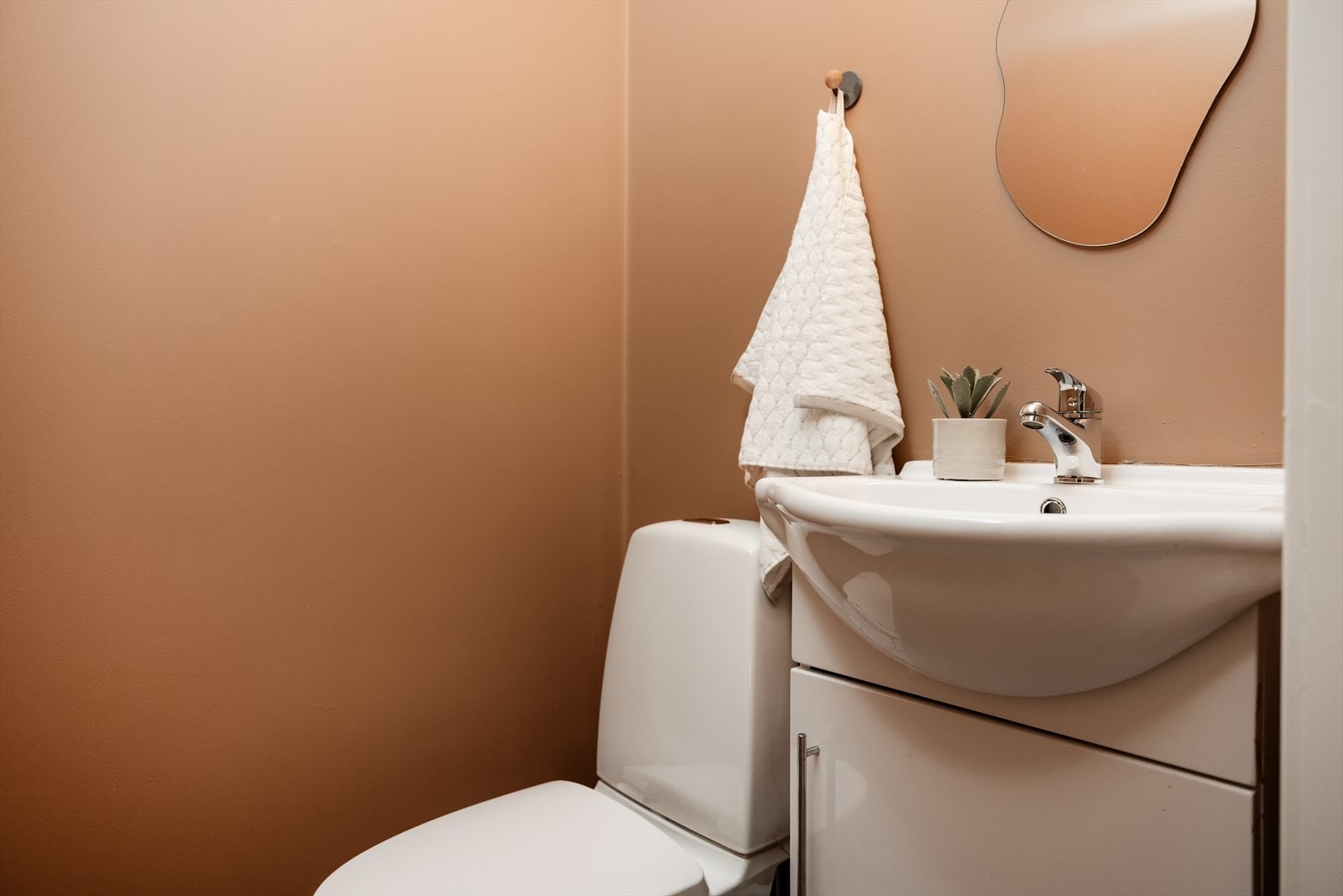 Eget toalettrom adskilt fra bad - en praktisk løsning som gir ekstra komfort i hverdagen Galleribilde