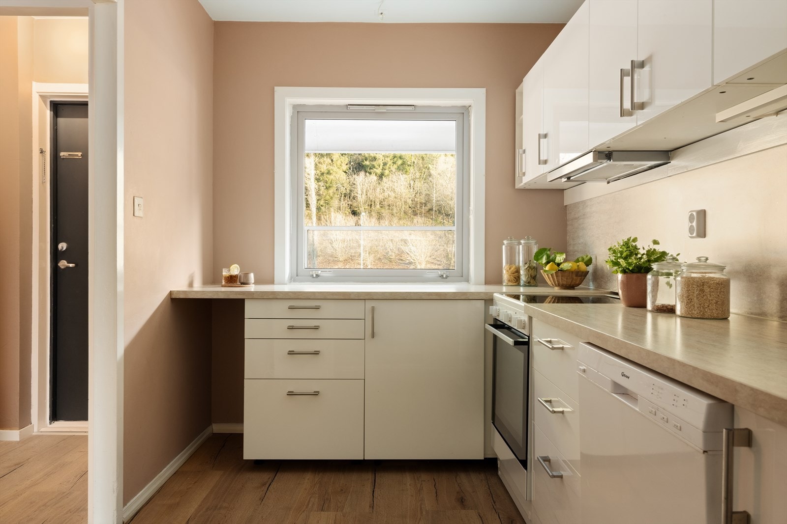 Romslig og tidløst kjøkken med gode arbeidsflater og rikelig med oppbevaringsplass. Kjøkkeninnredningen har glatte fronter fra ca. 2014 og ble oppgradert med ny laminat benkeplate og vask i 2023 Galleribilde