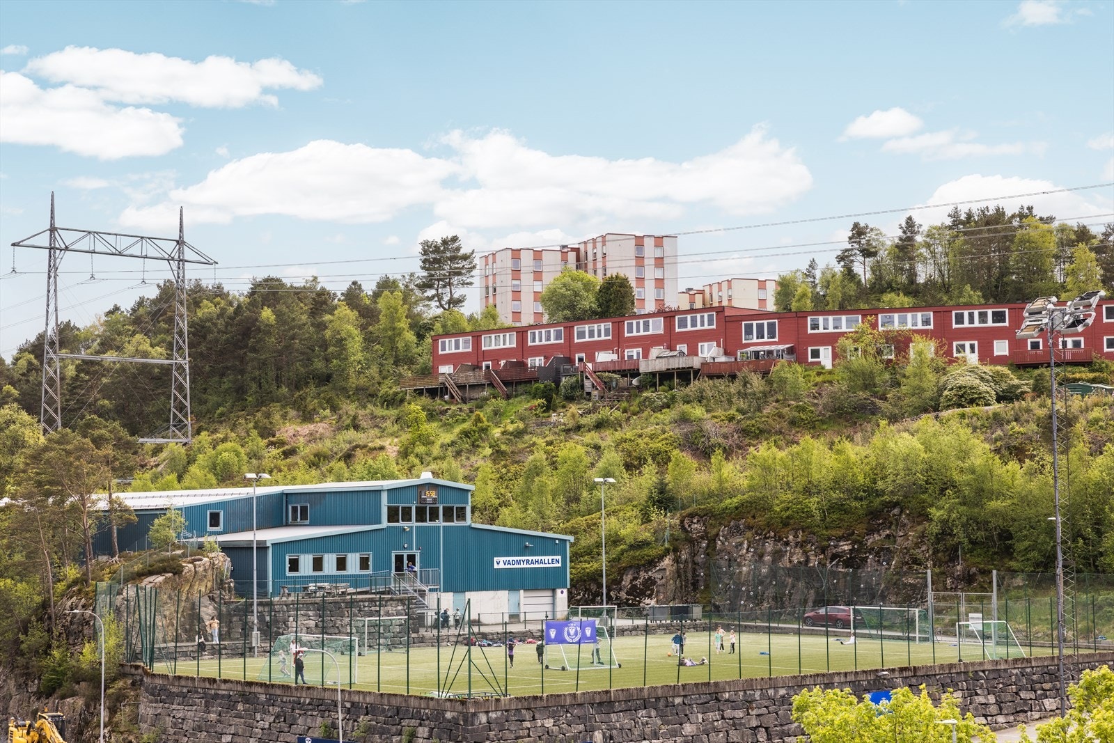 Det er gangavstand til Loddefjord barneskole, Sandgotna ungdomsskole, Vadmyrahallen og flere aktivitetstilbud Galleribilde