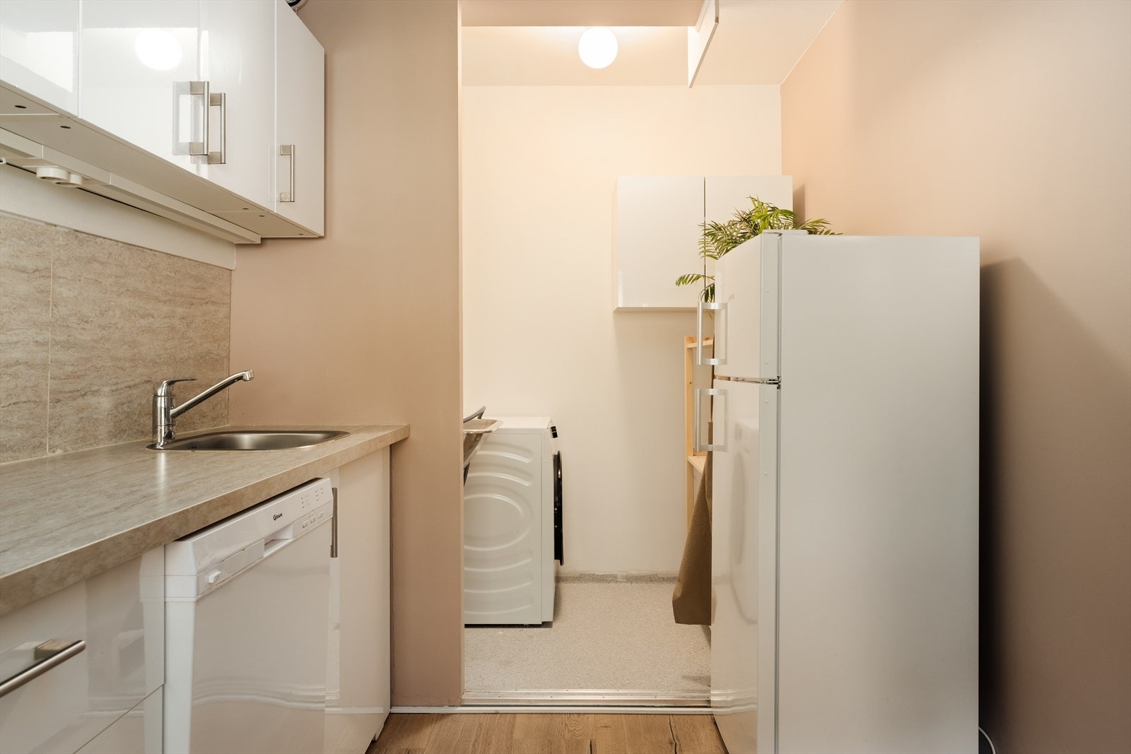 Smart løsning med vaskerom i tilknytning til kjøkkenet - både praktisk og plassbesparende Galleribilde