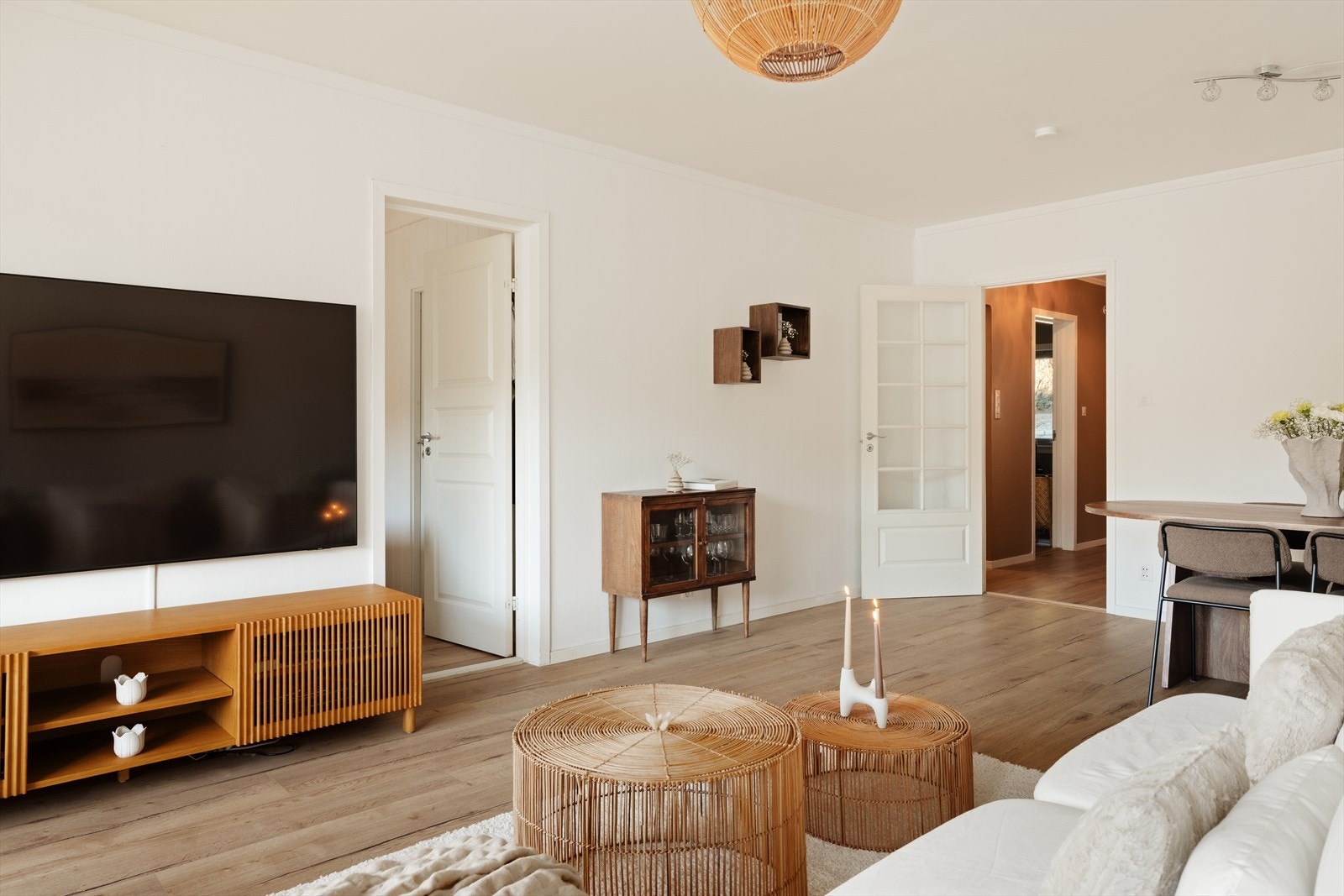 Nytt og stilrent laminatgulv fra 2023 som gir boligen et moderne og helhetlig preg Galleribilde