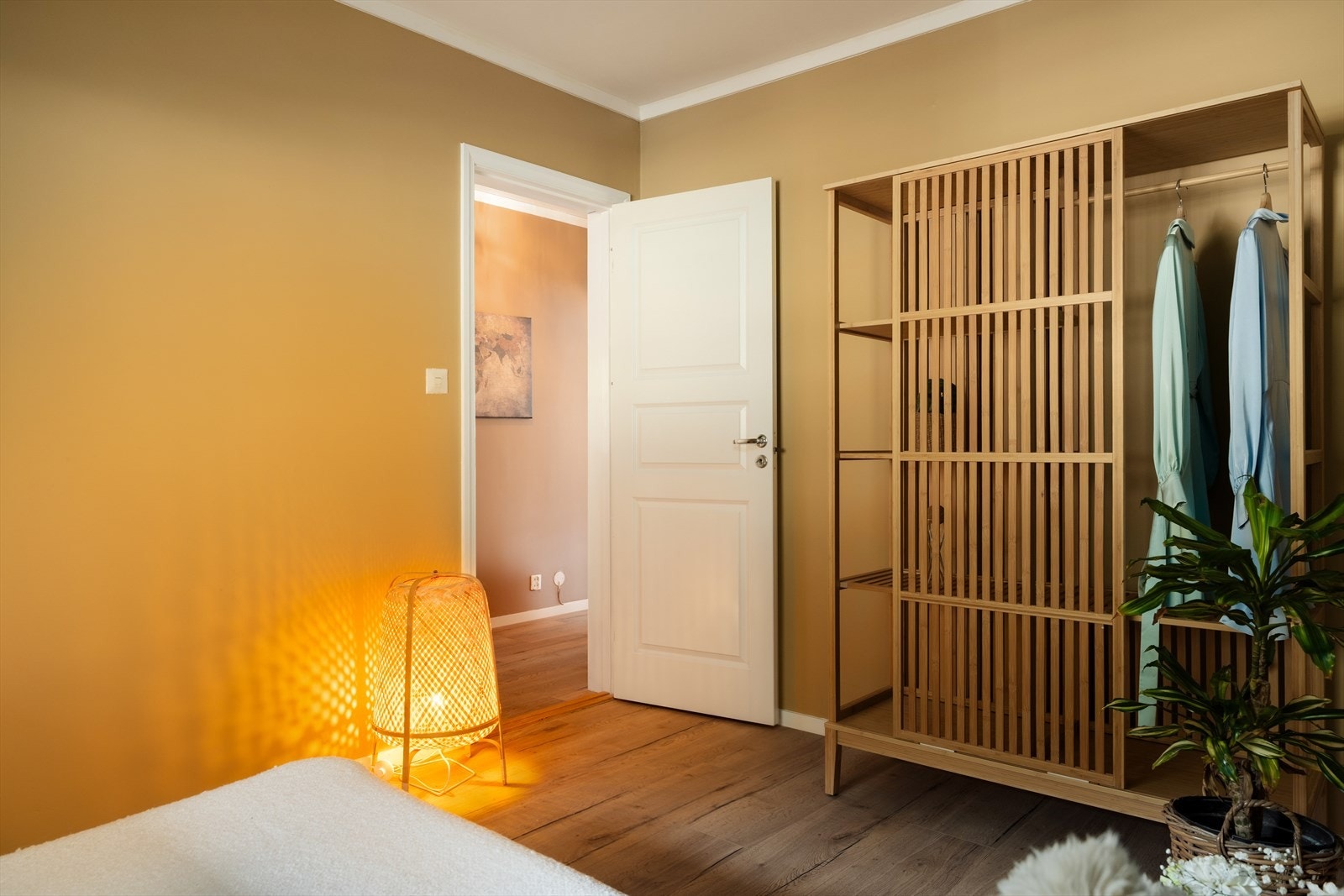 Delikate, moderne fargevalg som gir rommene et lyst og innbydende preg Galleribilde