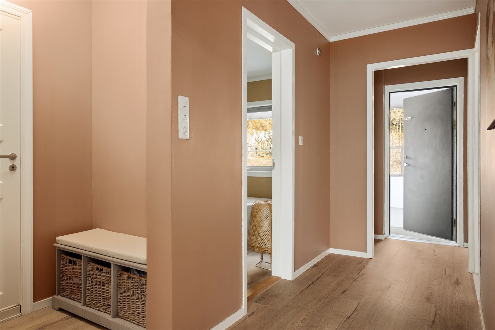 Boligen ønsker deg velkommen i en lys og romslig entré med pene farge- og materialvalg som gir et svært godt førsteinntrykk. Her er det god plass til både yttertøy og sko, med praktiske oppbevaringsløsninger Galleribilde