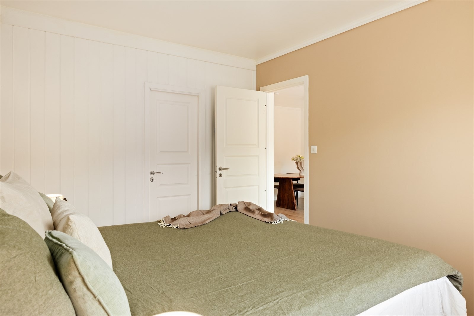 Hovedsoverommet byr på god plass og en lun stemning - ideelt for en god natts søvn Galleribilde