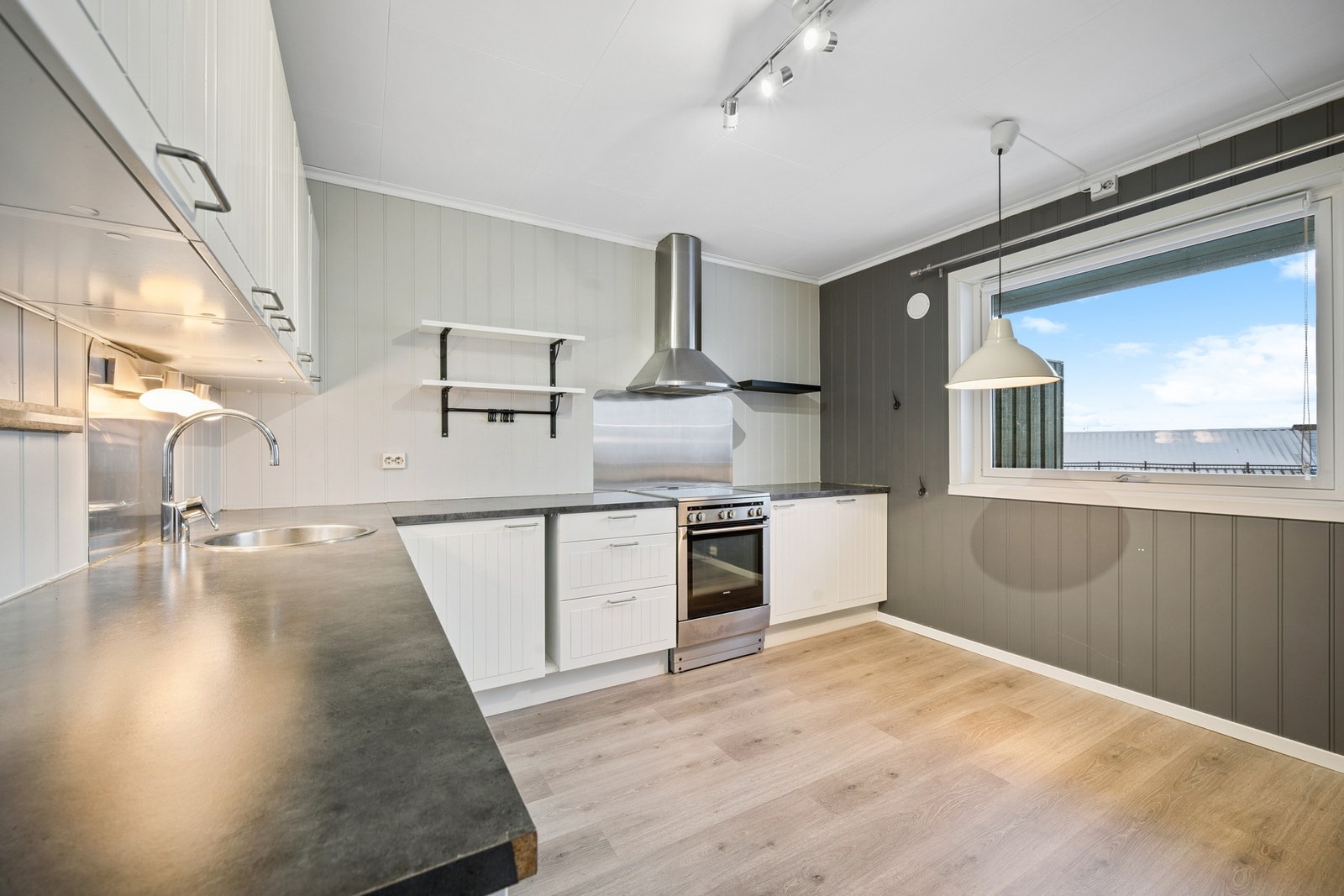 Den åpne løsningen gir god kontakt mellom kjøkken og stue. Galleribilde