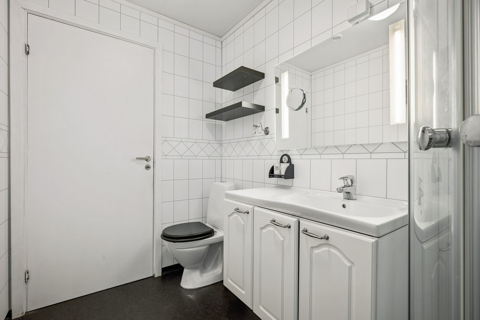 Badet i første etasje ble totalrenovert i 2010 av fagfolk. Det har gulvvarme, dusjkabinett og funksjonell innredning. Galleribilde