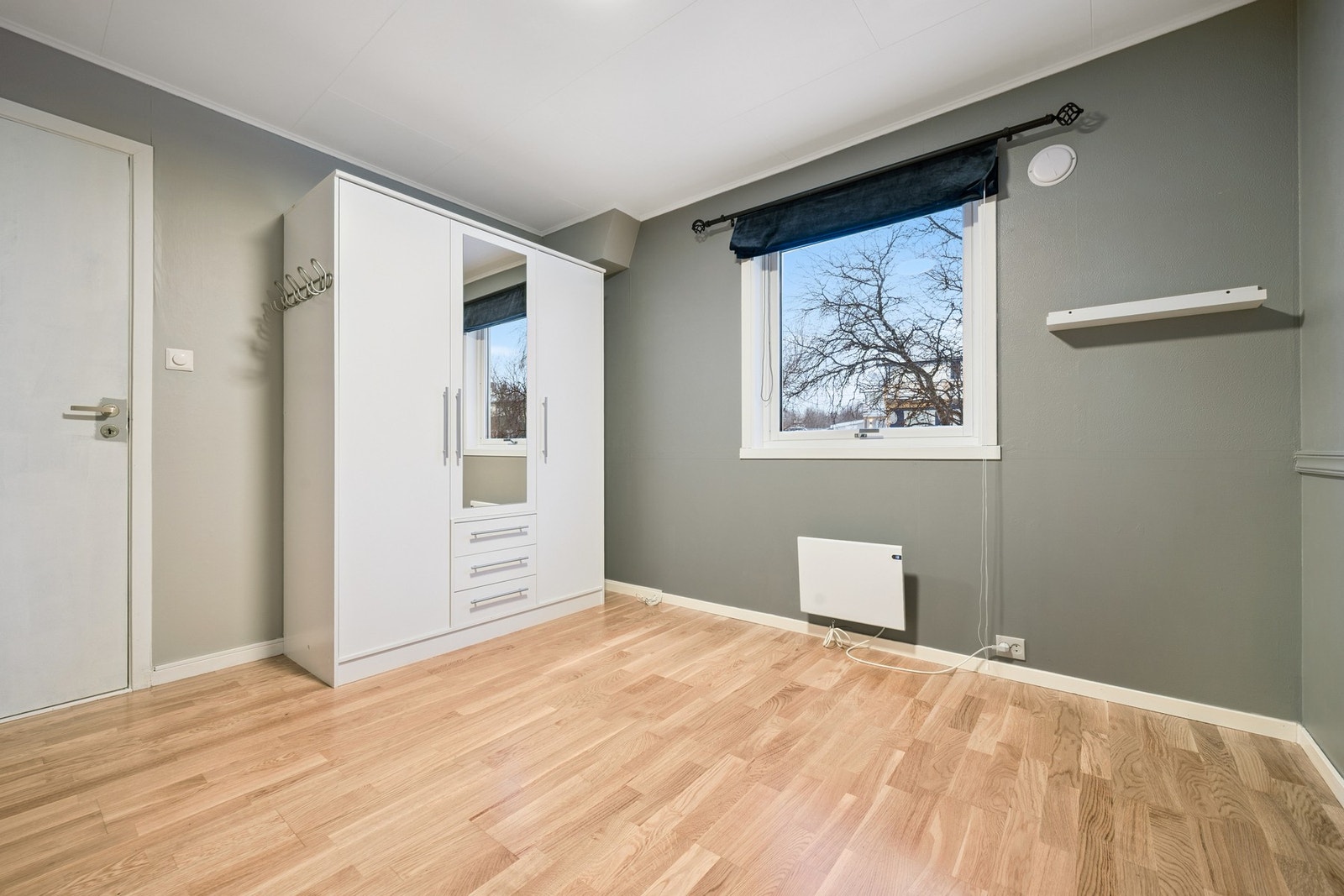 De to øvrige soverommene ligger i første etasje og egner seg som barnerom, gjesterom eller kontor. Galleribilde