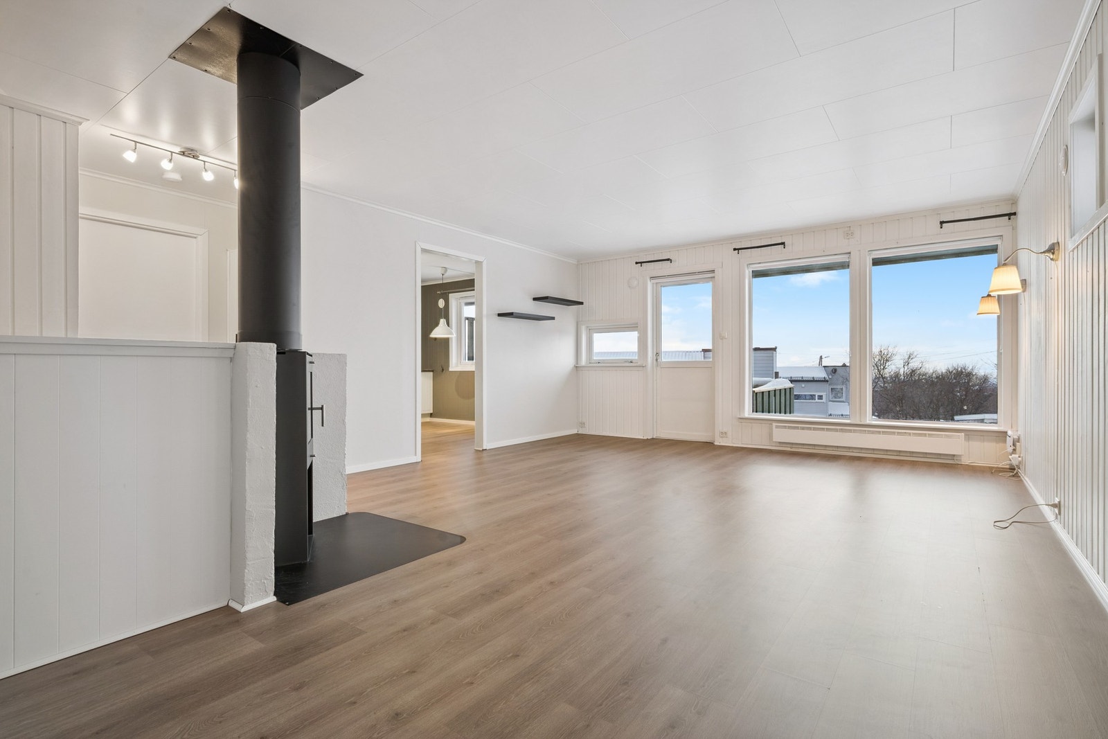 Boligen inneholder stue, kjøkken, bad, toalettrom, 3 soverom, vindfang og entré. Galleribilde