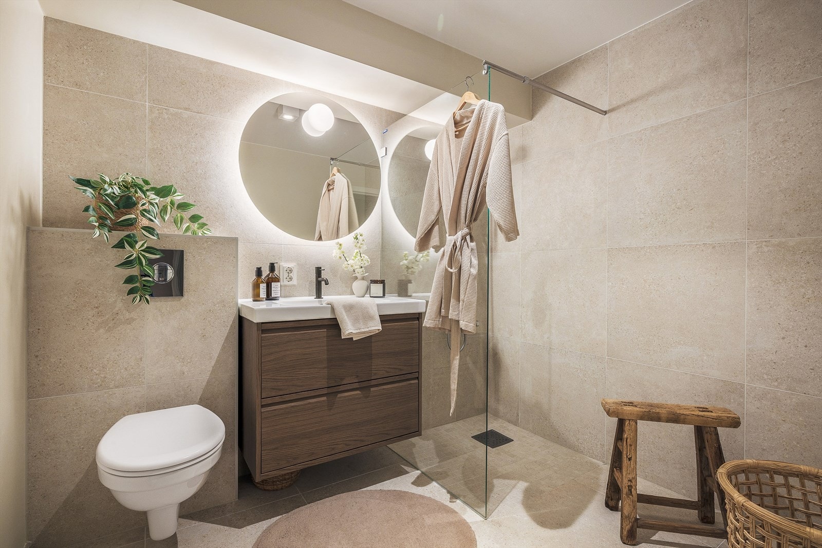 Baderommet er lekkert helfliset med varme i gulvet. Galleribilde