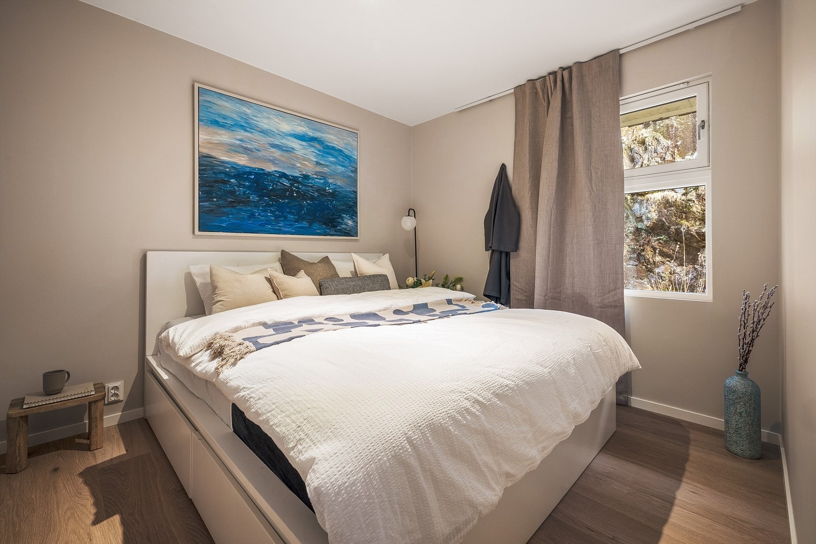 Hovedsoverommet er stort og luftig med god plass til seng og nattbord. Galleribilde