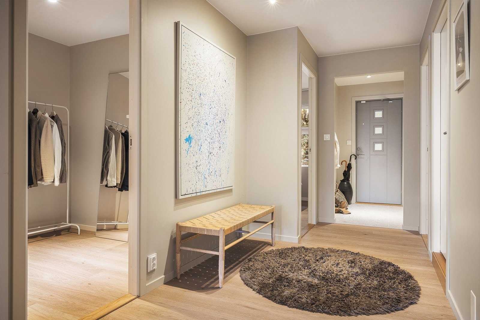 Velkommen inn! Entréen har god plass til ytterbekledning og sko. Galleribilde