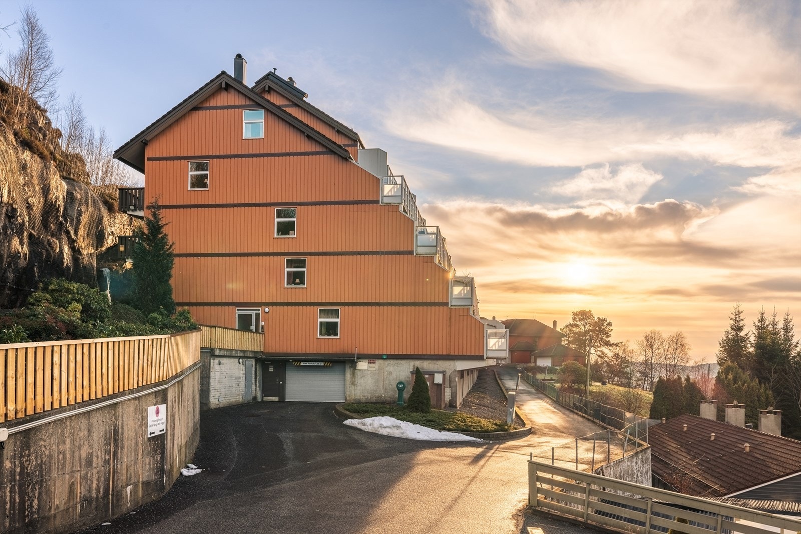 I første etasje har man fast garasjeplass med elbil lader, i lukket felles garasjeanlegg. Galleribilde