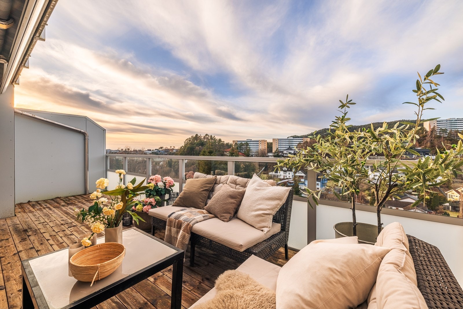 Fra stuen er det utgang til herlig nord-vestvendt terrasse. Galleribilde