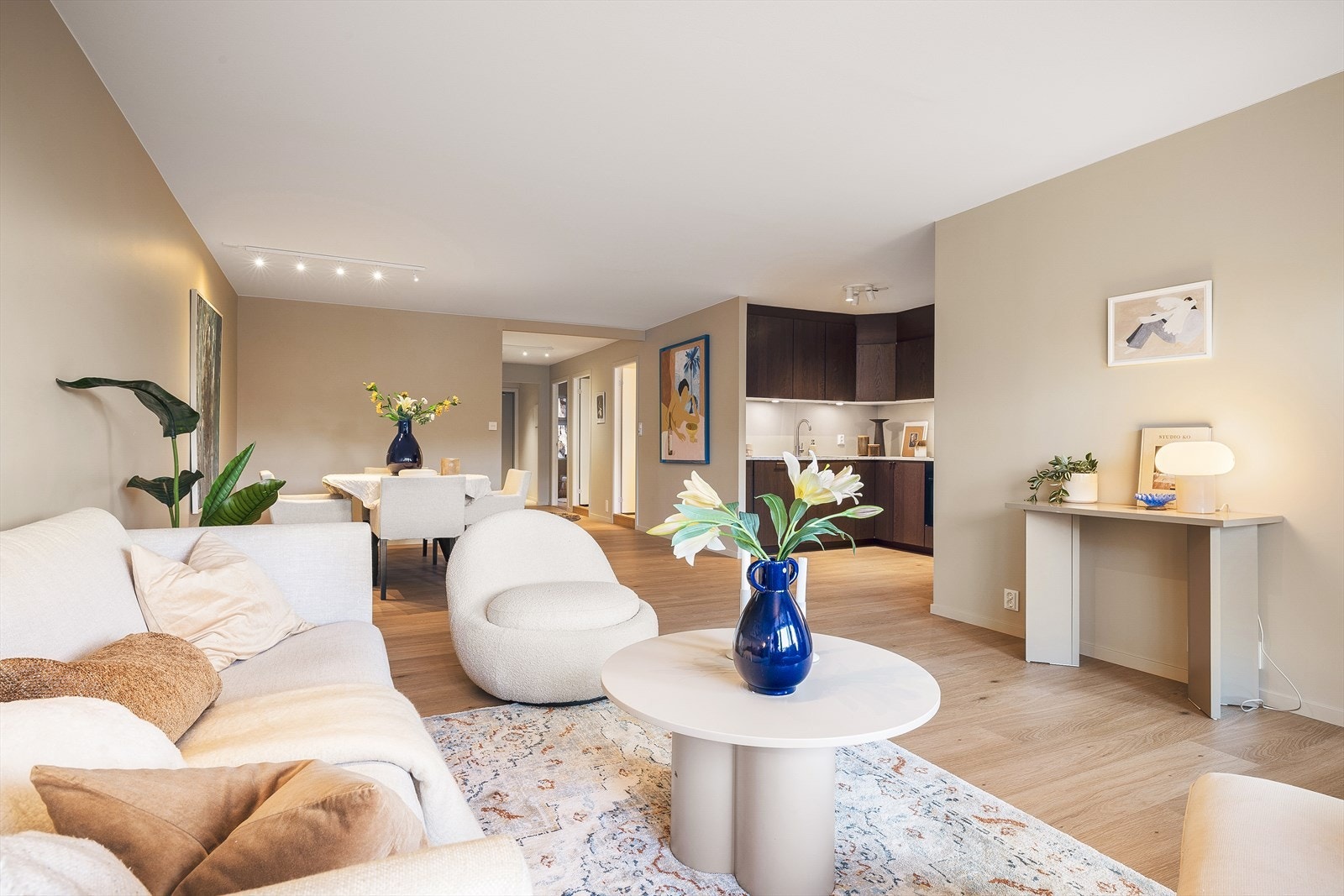 Stuen er romslig med god plass til to ulike soner, sofagruppe og spisestue. Galleribilde