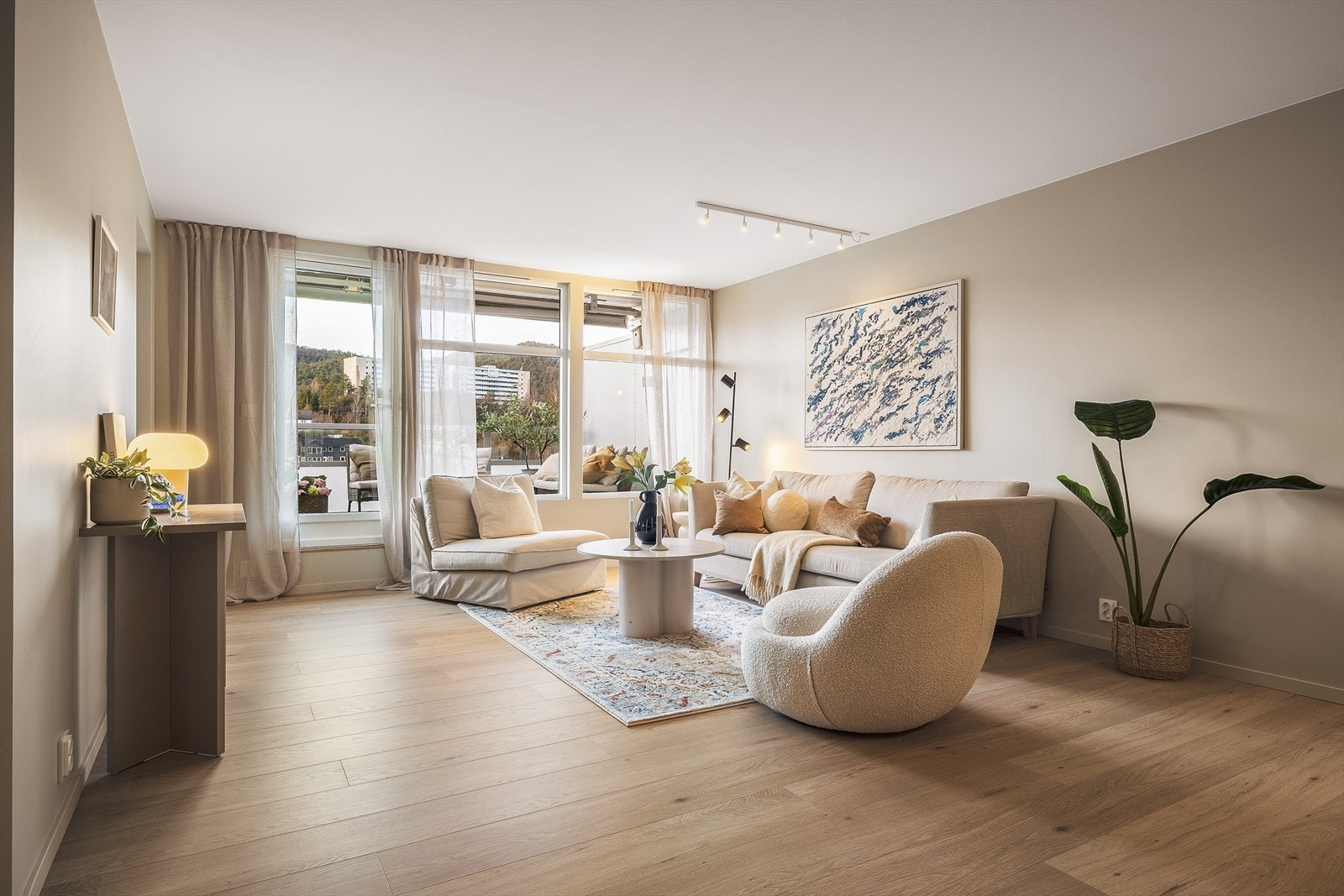 Velkommen til en rålekker 4-roms leilighet med trappefri adkomst i meget populært boligområde. Galleribilde