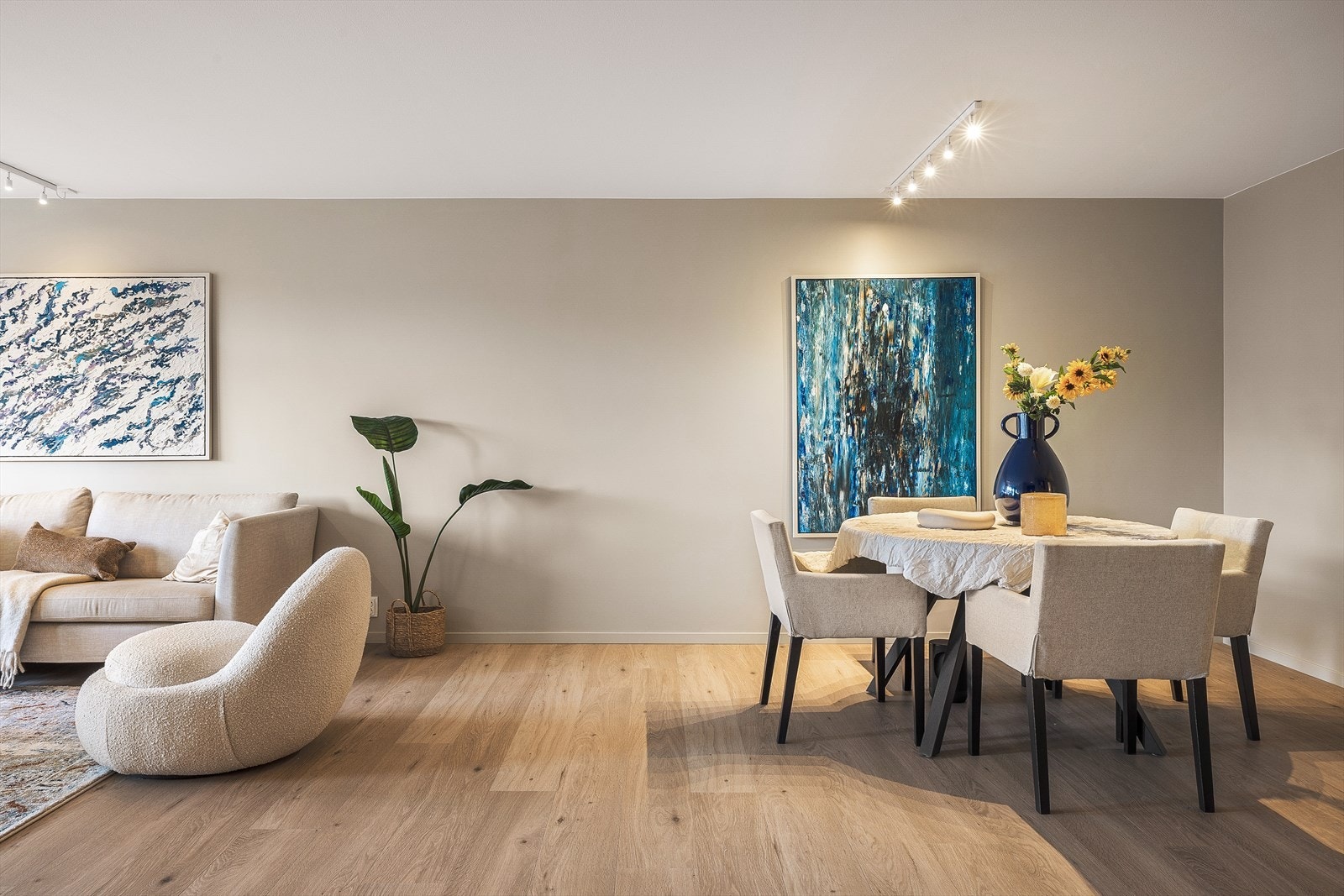 Det er god plass til spisestue for hyggelige sammenkomster med familie og venner. Galleribilde