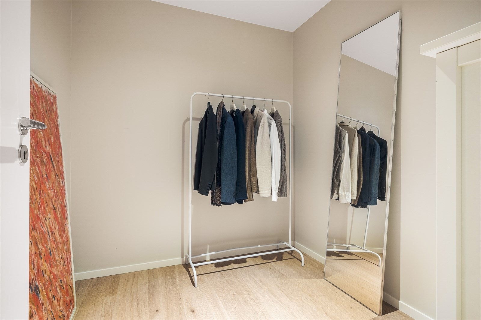 Boden er benyttet som omkledningsrom av selger. Her er det god plass til garderobeskap. Galleribilde