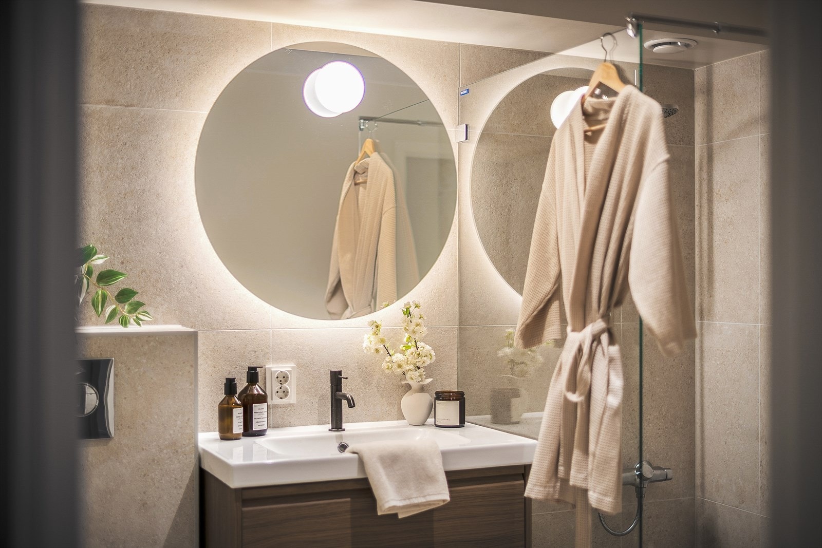 Delikate kvaliteter med baderomsinnredning med heldekkende vask, vegghengt toalett og dushjørne med glassvegg. Galleribilde