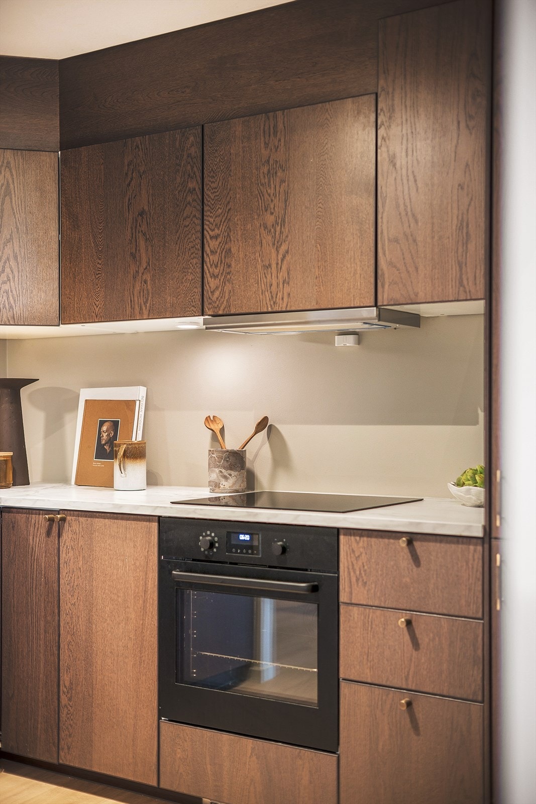 Integrerte hvitevarer som stekeovn, keramisk topplate, oppvaskmaskin og kombinert kjøle- og fryseskap. Galleribilde