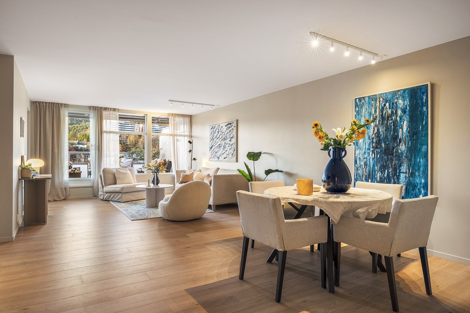 Stuen er stor og luftig med rikelige vindusflater i front. Galleribilde