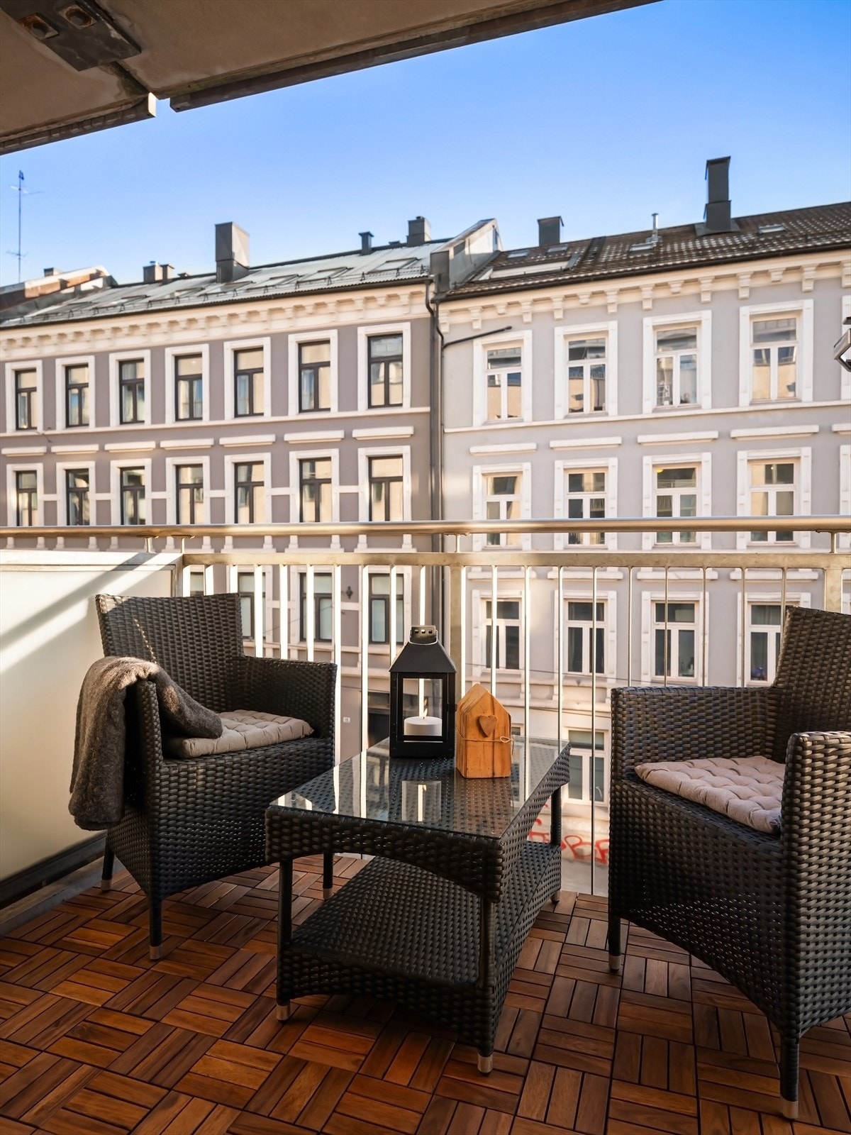 Overbygget balkong på 4 m² med morgensol. Galleribilde