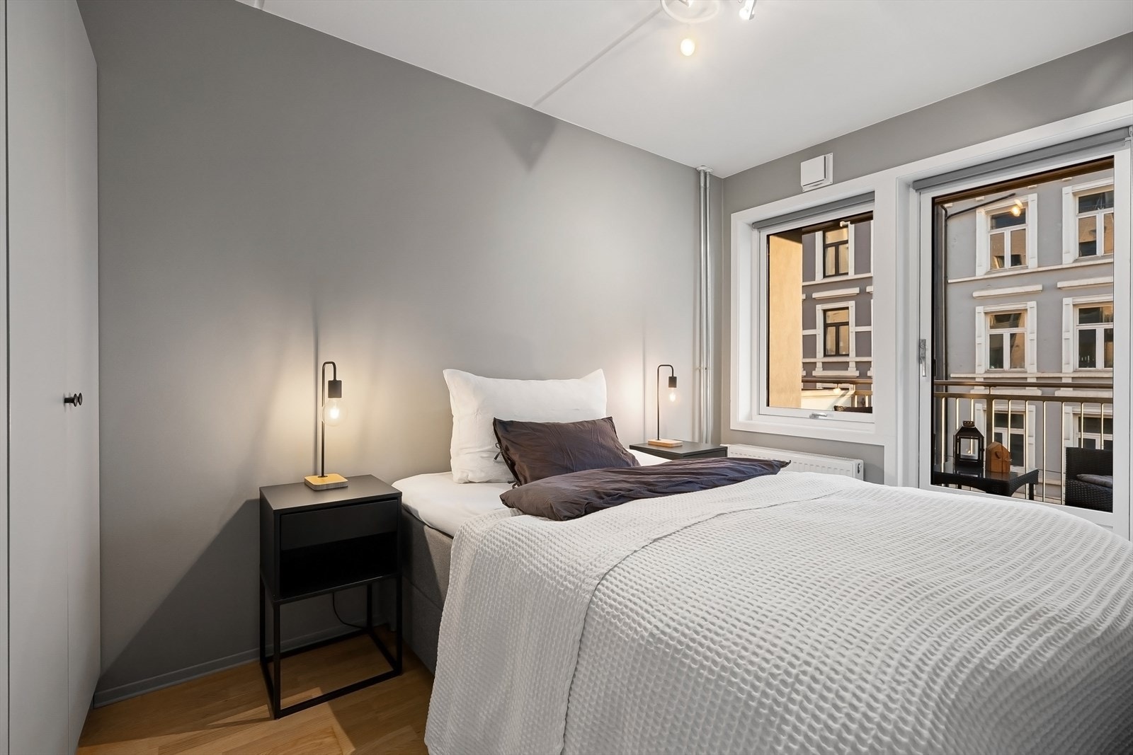 Lyst og romslig soverom med utgang til balkong. Galleribilde