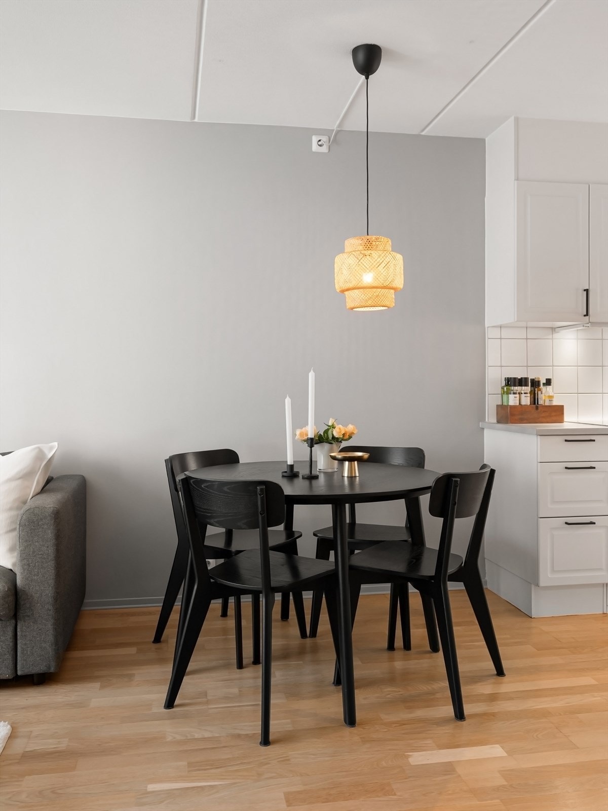 Hyggelig spiseplass i tilknytning til kjøkkenet. Galleribilde