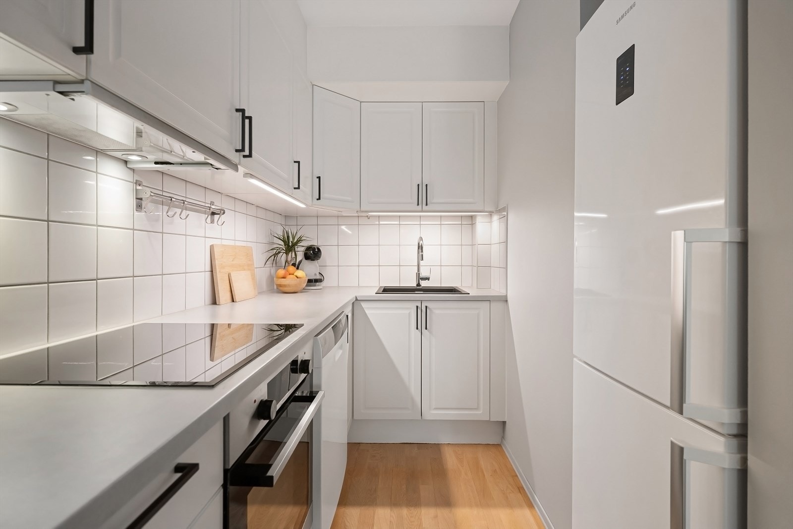 Tidsriktig kjøkken med profilerte fronter og benkeplate i laminat. Galleribilde