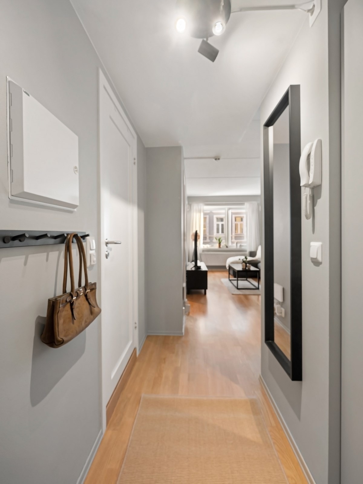 Romslig gang med plass til oppheng av yttertøy og sko. Galleribilde