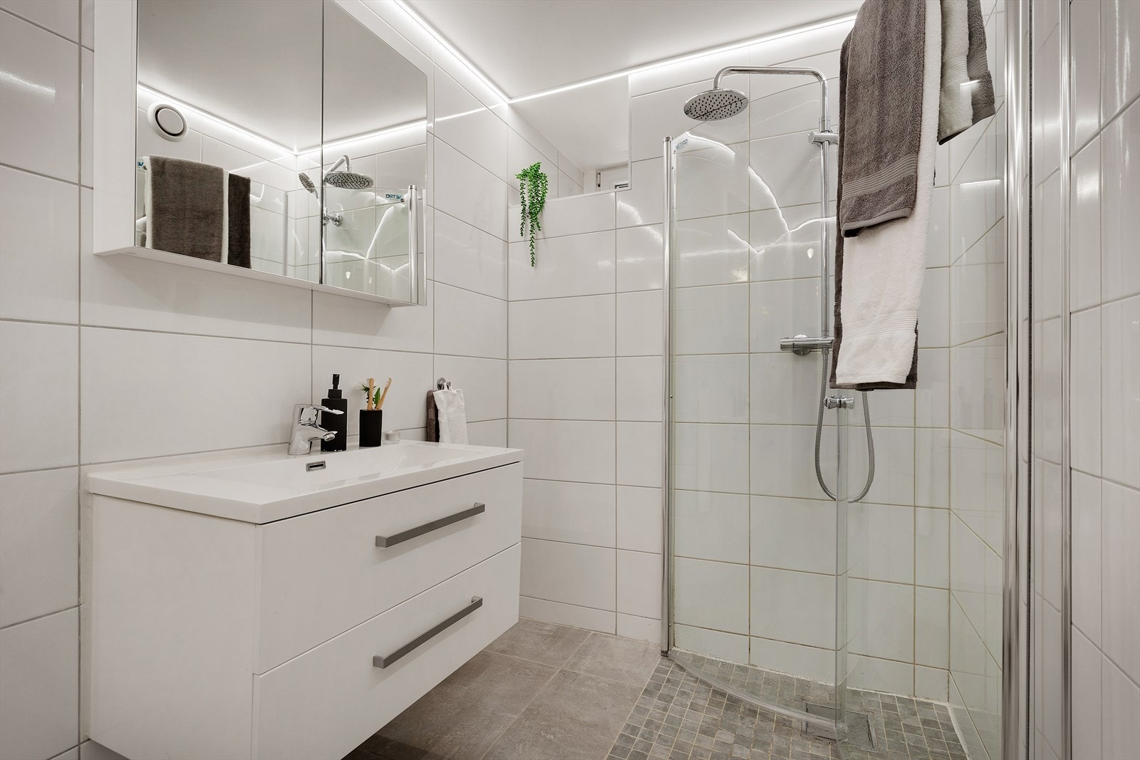 Pent flisbelagt bad Galleribilde