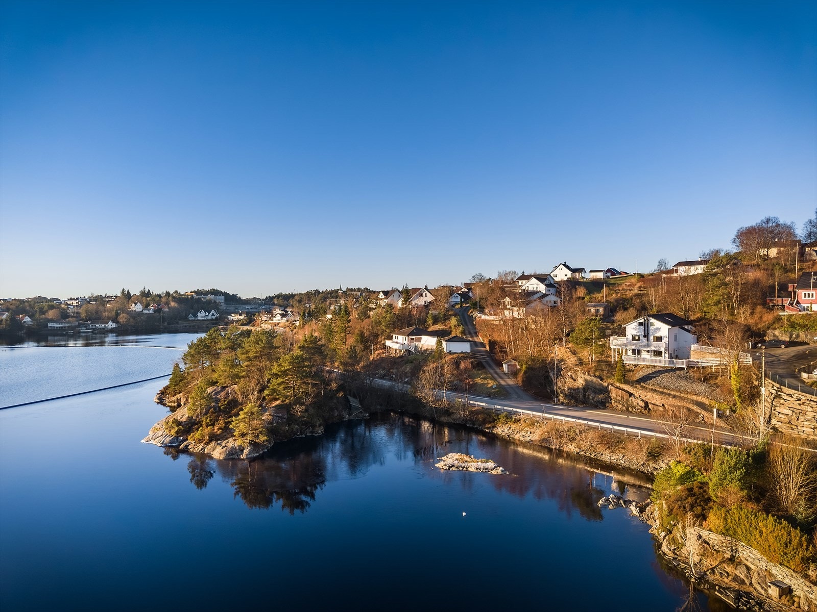 Boligen har flott utsikt mot vannet Galleribilde