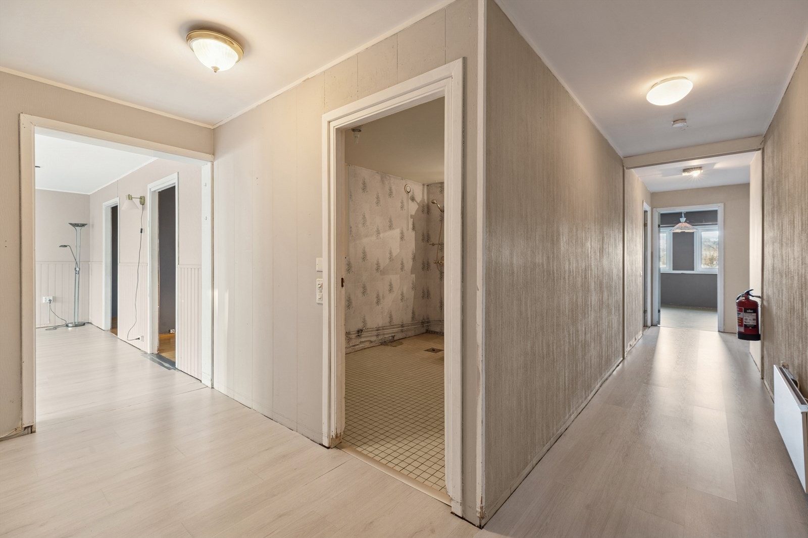 Innenfor døren møtes du av en romslig og luftig entre med god plass Galleribilde