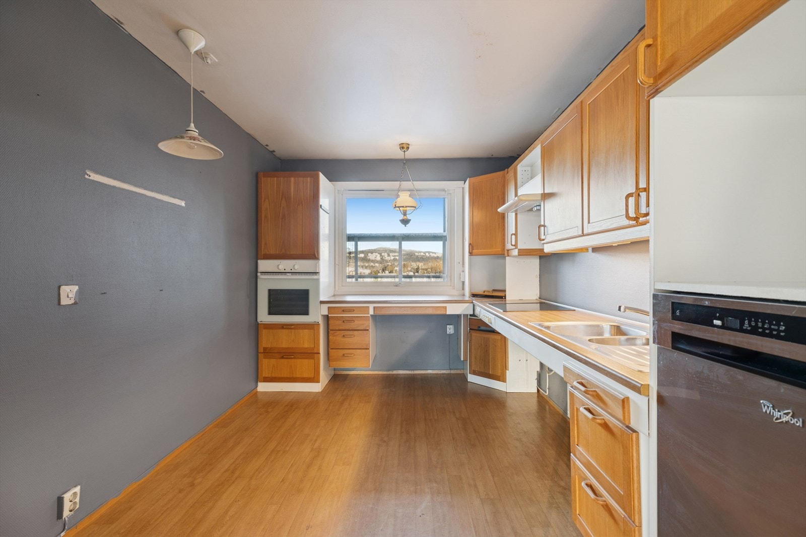 Kjøkkenet er originalt fra byggeåret 1980 og er innredet med profilerte fronter og laminert benkeplate Galleribilde