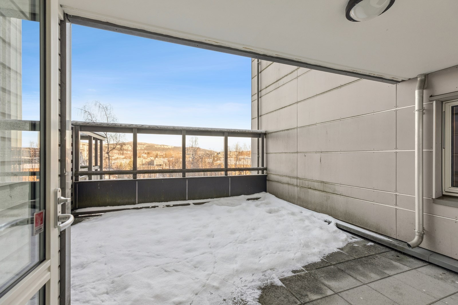 Fra det ene soverommet er det utgang til fin uteplass på 24 kvm med flott utsikt! Galleribilde