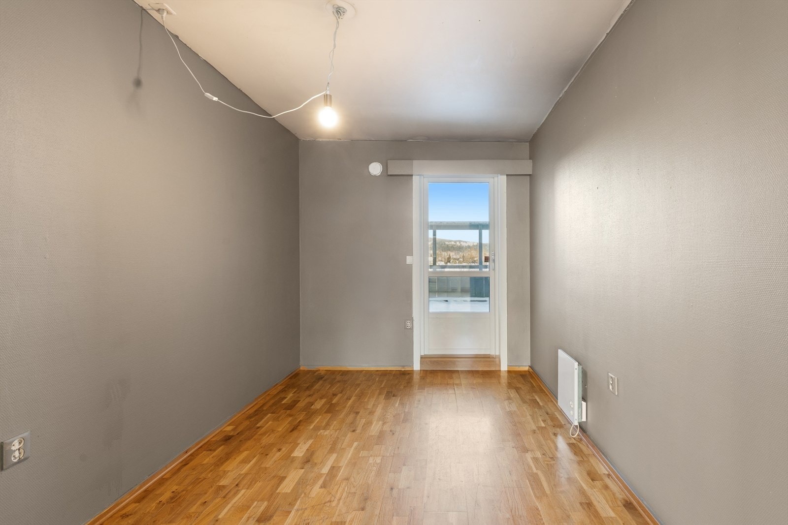 Leiligheten byr på tre romslige soverom, hvorav ett har direkte adkomst til en steinbelagt uteplass Galleribilde