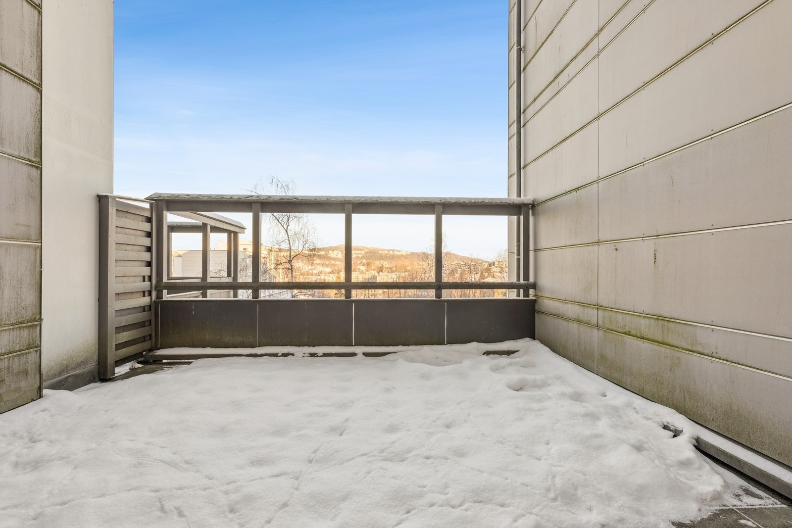 Steinbelagt uteplass med utgang fra soverom. Uteplassen er oppmålt til ca 24 kvm Galleribilde