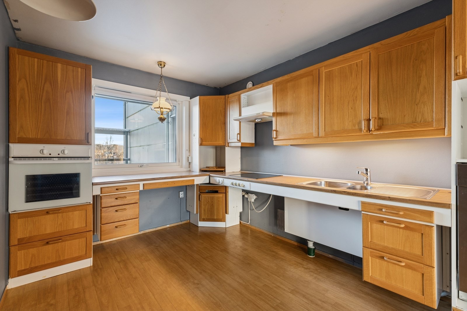 Boligen har et separat og romslig kjøkken med plass til spisebord Galleribilde