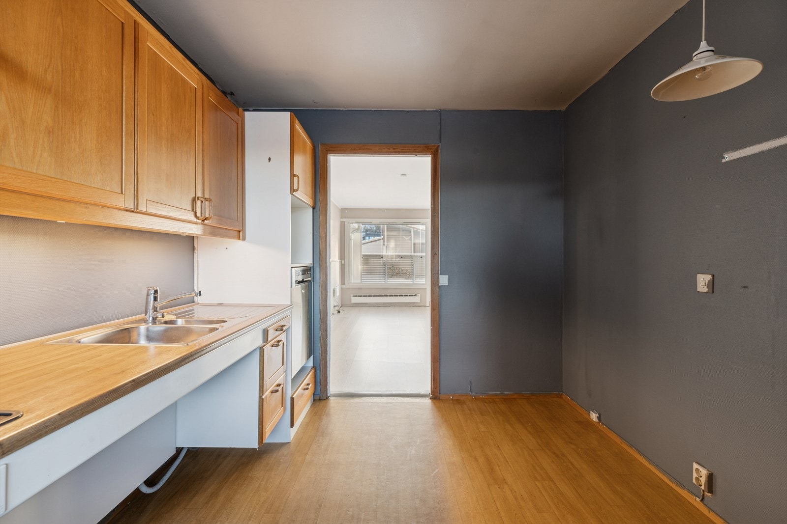 Kjøkkenet er adskilt med praktisk skyvedør, både funksjonelt og plassbesparende Galleribilde