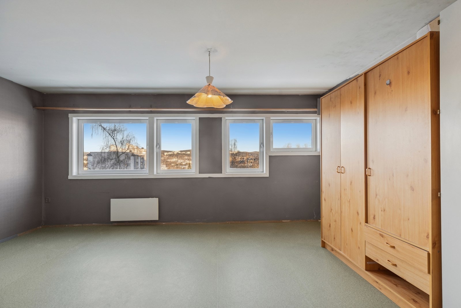 Soverommene har store vinduer som slipper inn rikelig med naturlig lys og gir en god atmosfære Galleribilde