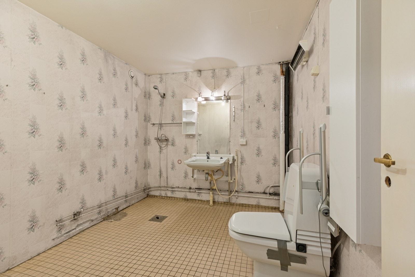 Baderommet har eldre overflater og innredning, og det må påregnes behov for oppgradering Galleribilde