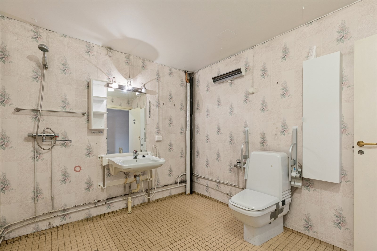 Baderommet har adkomst fra gangen og er fra byggeåret 1980 Galleribilde